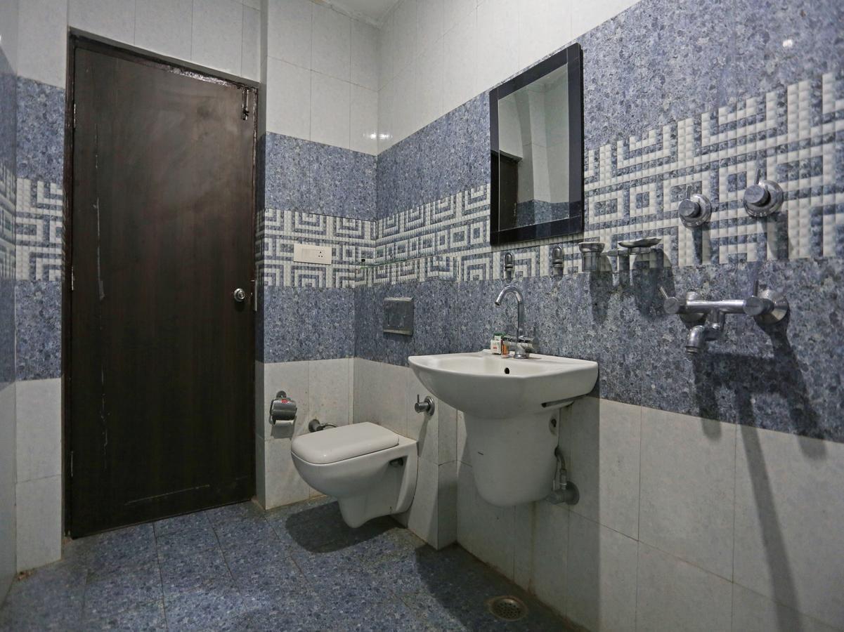 Oyo 4635 Sheetal Hotel ฮัดวานี ภายนอก รูปภาพ